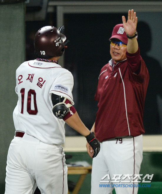 
	2�� �񵿱��忡�� 2012 ���ξ߱� �Ե��� �ؼ��� ��Ⱑ ���ȴ�. 8ȸ�� 1�� 2�� 4-4 ���� ��Ȳ���� �ؼ� �������� ��� ���� �������� ġ�� ������ ����� ������ ���� ���� ��� ȯ���ϰ� �ִ�. ��=����� ���� cjg@sportschosun.com/2012.05.02/


