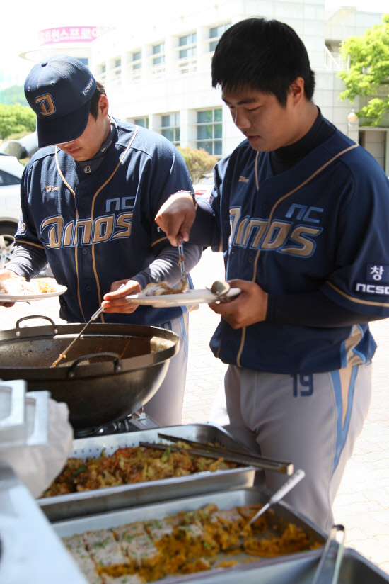 
	NC ���� �뼺ȣ(����)�� ������� 2�� �������忡�� ���� LG���� ������⿡ �ռ� ������ �̿��ϰ� �ִ�. ��������=NC���̳뽺


