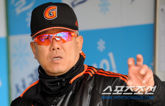 
	�Ե��� LG�� 2012 ���ξ߱� �ù���Ⱑ 24�� �λ� �������忡�� ���ȴ�. �Ե� ���ȣ ������ ��� �� �������� �̾߱⸦ ������ �ִ�.

�λ�=���� ���� wook@sportschosun.com/2012.03.24/


