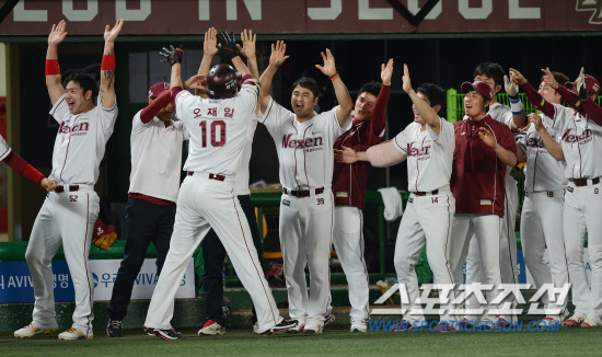 
	2�� �񵿱��忡�� 2012 ���ξ߱� �Ե��� �ؼ��� ��Ⱑ ���ȴ�. 8ȸ�� 1�� 2�� 4-4 ���� ��Ȳ���� �ؼ� �������� ��� ���� �������� ġ�� ���� �� ������� ���ϸ� �ް� �ִ�. ��=����� ���� cjg@sportschosun.com


