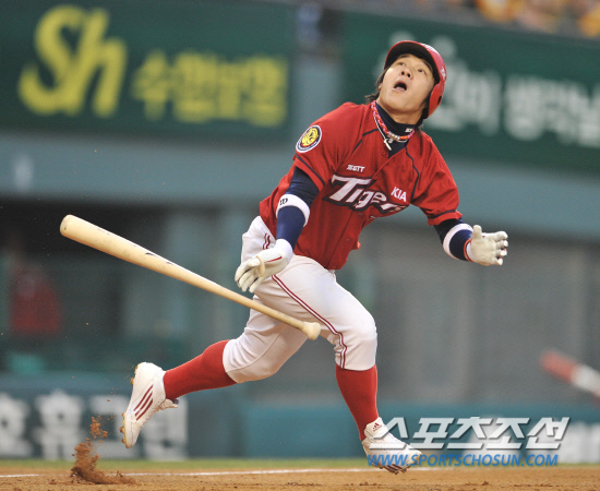 
	���ξ߱� LG�� KIA�� ��Ⱑ 13�� ���� ��Ǿ߱��忡�� ��������. 1ȸ�� 1�� �輱���� �����Ʈ�� �õ������� ���� ���� ���� Ÿ���� �ٶ󺸰� �ִ�.

���=���ؿ� ���� noodle@sportschosun.com/2012.04.13/


