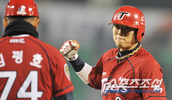 
	���ξ߱� LG�� KIA�� ��Ⱑ 13�� ���� ��Ǿ߱��忡�� ��������. ���� 11ȸ�� 1�� ���� ��ġȫ�� ����Ÿ�� ġ�� �ָ��� �Ҳ� ��� �ִ�.

���=���ؿ� ���� noodle@sportschosun.com/2012.04.13/


