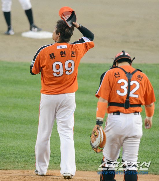 
	   LG�� ��ȭ�� 2012 ���ξ߱� ��Ⱑ 2�� ��� �߱��忡�� ���� ����. ��ȭ ���� �������� 1ȸ 4���� ���� ��Ÿ�� ����ϸ� ������ ���� ������ �ϰ� �ִ�. �������� 1ȸ���� 5���� �ϴ� ������ ������ ��������.

���=������ ���� rainmaker@sportschosun.com/2012.05.02/


