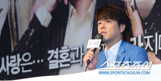 
	ä��A�� ��ȭ��� '�¹��� ����'�� ���۹�ǥȸ�� 3�� ���� �Ｚ�� �󸶴�ȣ�ڿ��� ���ȴ�. '�¹��� ����'�� ����� ��ȥ���� �ø� 5���� �κο��� ������ ù����� ��Ÿ���� �������� �̾߱⸦ �׸� �θ�ƽ �ڹ̵�� ���ÿ�, ȫ����, �������� ������ ��ĥ�����̴�. 

�ֱ� ��ȥ�Ҽ����� ���ÿ��� ���۹�ǥȸ�� ��ģ�� ���� �ܵ� ����ȸ�߿��� '������ ��Ű�� �ּ��� ���Ұ��̸� �ɷ��� ���ĵ�� �˼��ϴ�'�� �Ұ��� ������ �ִ�.

�ֹ��� ���� deer@sportschosun.com /2012.05.03/


