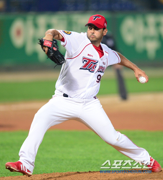 
	5��3�� ���� ����߱��忡�� ���� ���ξ߱� KIA�� SK�� ��⿡�� KIA ��̷�� �����ϰ� �ִ�.

����=������ ���� songs@sportschosum.com/2012.5.3


