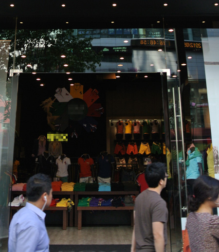 
	����� ���� 25������ �ö� 3�� ���� ���� ����ö 2ȣ�� ������ �α��� �� �Ƿ��귣�� ���� ���� �����⸸ �ص� �ѱ�(��Ѩ)�� ��������. Ȱ¦ ���� ������ �վ��� ������ ������ �ٶ� �����̴�. �� 66��(20��) �Ը��� ���� �ȿ� �մ��� �� 2�����̾���. �̰��� ������ ������ ������ ���� ��ʷ� �����ߴ� ���塴���� 2011�� 8�� 23���� A4�� �������̴�. ������ �̳� ������ ��ǥ���� ����� �������� ���� �ϴ� 120���� ������ Ȯ���� ���, 78���� ���� �� ä �������� Ʋ�� �������̾���. ��� 10%�� �Ѿ�� ���������� �ؼ��Ǵ� ���� �������� �̳� 9.3%�� ��������.
