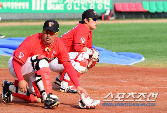 
	3�� ���� KIA���� �ռ� SK ���μ��� ����ȣ ����(����)�� �Բ� �Ʒ��� �ϰ� �ִ�. ����=������ ���� songs@sportschosum.com


