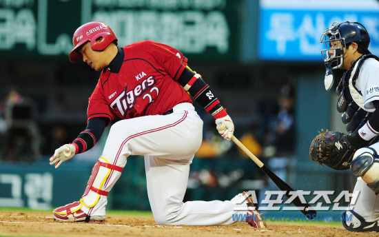 
	   �λ�� KIA�� 2012 ���ξ߱� ��Ⱑ 27�� ��� �߱��忡�� ���� ����. KIA ������� 2ȸ�� ���� 1,2�� �������� ��Ʈ ���� �� �������� ��ȸ ������ �꽺�� ������ ���ϰ� �ִ�.

���=������ ���� rainmaker@sportschosun.com/2012.04.27/


