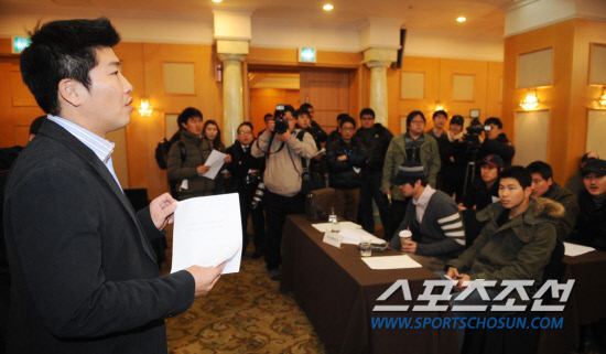 
	���� 1�� ���ξ߱� ������ȸ ����ȫ ȸ���� ������ ��ȣ�ڿ��� ���� �ӽ���ȸ���� �����鿡�� ��⸦ �ϰ� �ִ�.

���ؿ� ���� noodle@sportschosun.com


