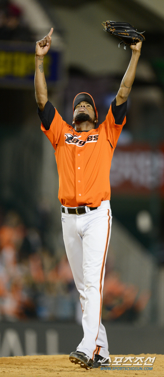 
	LG�� ��ȭ�� 2012 ���ξ߱� ���� 3���� ������ ��Ⱑ 3�� ��� �߱��忡�� ���� ����. 9ȸ ���� ���� ���⸦ �ѱ�� �¸��� ���ѳ� ��ȭ ��Ƽ��Ÿ�� �����ϰ� �ִ�. ���=������ ���� rainmaker@sportschosun.com


