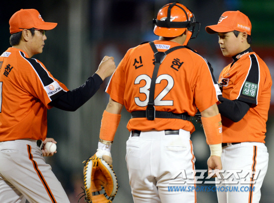 
	 LG�� ��ȭ�� 2012 ���ξ߱� ���� 3���� ������ ��Ⱑ 3�� ��� �߱��忡�� ���� ����. ��ȭ ���� ��â���� 6ȸ 2���� LG �������԰� �� ���� ������� ����ö ������ġ�� ����忡 �ö� ���� ��Ű�� �ִ�. ���=������ ���� rainmaker@sportschosun.com


