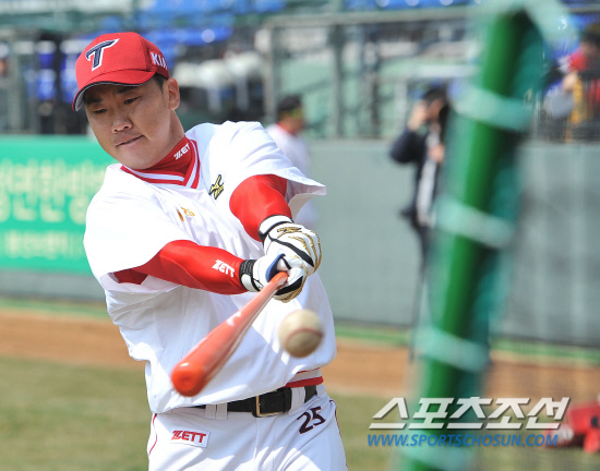 
	���ξ߱� KIA�� LG�� �ù���Ⱑ 28�� ���� ����߱��忡�� ��������. �̹�ȣ�� Ÿ�ݿ����� �ϰ� �ִ�.

����=���ؿ� ���� noodle@sportschosn.com/2012.03.28/


