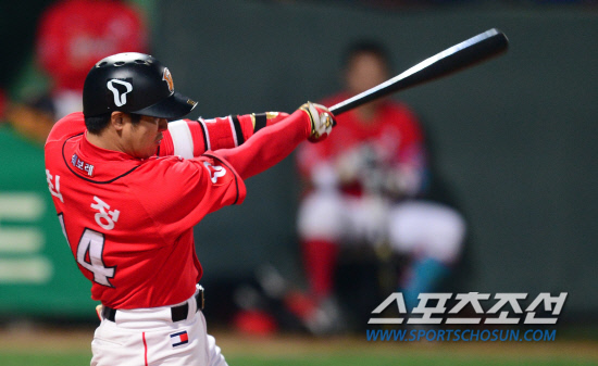 
	5��3�� ���� ����߱��忡�� ���� ���ξ߱� KIA�� SK�� ��⿡�� SK ������ 8ȸ 1�� 3�翡�� KIA ��̷�� ���� �������� ���ȴ�. ������ ��Ʈ�� �ֵθ��� �ִ� ����.

����=������ ���� songs@sportschosum.com/2012.5.3


