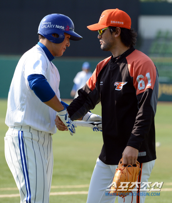 
	���ξ߱� ��ȭ�� �Ｚ�� ��Ⱑ 4�� �뱸�ùξ߱��忡�� ��������. ����� ����ȣ�� �̽¿��� ���� �ݰ��� ������ �ϰ� �ִ�.

�뱸=���ؿ� ���� noodle@sportschosun.com/2012.05.04/


