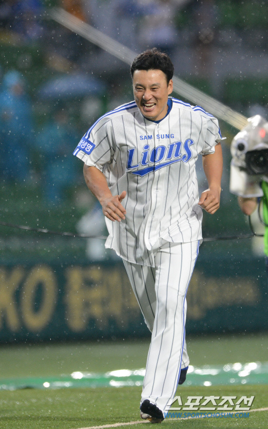 
	1�� �뱸 �ùξ߱��忡�� ������ ������ �Ｚ�� �λ��� ��Ⱑ ��õ���� ����ƴ�. ���߼����� �̽¿��� ��ġ�� �̽¿��� ��õ�����Ӵϸ� ��ġ�� �ִ�.

�뱸=���ؿ� ���� noodle@sportschosun.com/2012.05.01/


