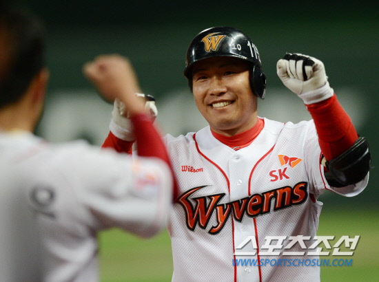 
	4�� ��õ���忡�� 2012 ���ξ߱� �Ե��� SK�� ��Ⱑ ���ȴ�. 8ȸ�� 2�� 1�� SK ����ȫ�� ���߿� �������� ġ�� ���ھ 5-3���� �������. ����ȫ�� �Ĺ���� ȯ���� ������ Ȱ¦ ���� �ִ�.

��õ=����� ���� cjg@sportschosun.com/2012.05.04/


