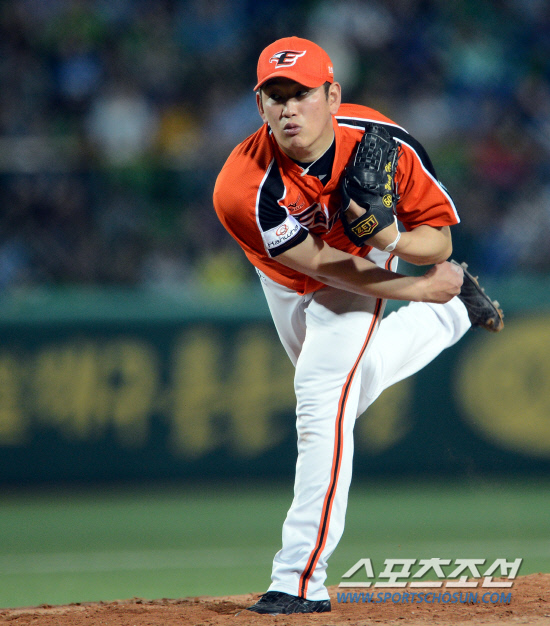 
	���ξ߱� ��ȭ�� �Ｚ�� ��Ⱑ 4�� �뱸�ùξ߱��忡�� ��������. ������ ���ߵ����� ������ ���� ������ �ִ�.

�뱸=���ؿ� ���� noodle@sportschosun.com/2012.05.04/


