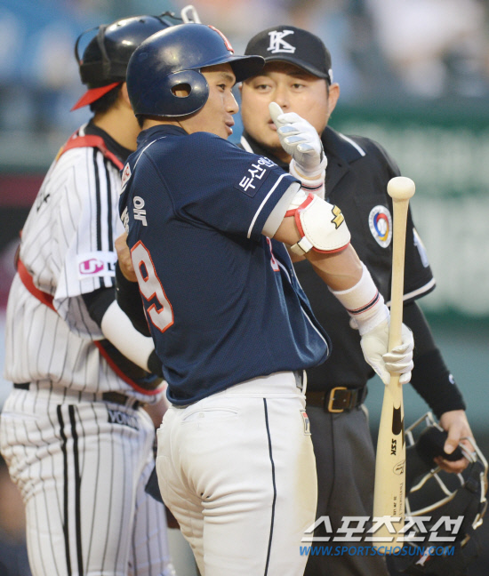 
	�λ� �������� 2ȸ LG ���� �̽¿��� ���� ���� �Ȳ�ġ�� �¾Ҵٰ� ����������, �̿��� ������ �̸� �������� �ʾҴ�. ���=������ ���� rainmaker@sportschosun.com


