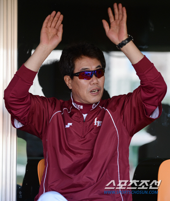 
	'���� TV���� �˾Ҵٴϱ�!' �ؼ� ����� ������ 2�� �Ե��� �������� ���� ������ �� ���� �ڽ��� �����׼ǿ� ���� �����ߴ�.

3�� �� �Ե����� �յΰ� �������� �̾߱⸦ ������ ����� ������ ���� TV���� �������� Ȩ�� �� �� ������ ���� �ֵθ��� ȯȣ�ϴ� ����� ���� �Ϳ� ���� '���� ������. ���߿� TV�� �������� ���� �׷��ٴ� �� �� �� �־���' �� 'ó���� �Ե� �ܾ߼� �վƼ��� ���� �� �˾Ҵٰ� Ȩ���� �� �� �˾Ƽ� �� �⻼�� �� ����'�� ���ϸ� ��� ��Ȳ�� �����ߴ�. �� ������ ���� �ֵθ��� ������ ��Ȳ�� �翬�ϰ� �ִ�.

��=����� ���� cjg@sportschosun.com/2012.05.03/


