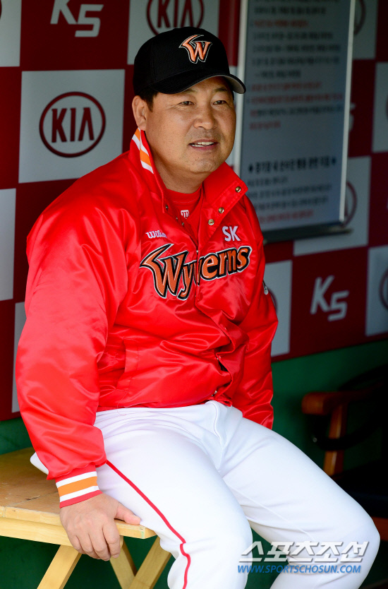 
	5��2�� ���� ����߱��忡�� ���� ���ξ߱� KIA�� SK�� ��⿡�� ��� �� SK �̸��� ������ ���ƿ����� �������� �Ʒ��� ���Ѻ��� �ִ�.

����=������ ���� songs@sportschosum.com/2012.5.2


