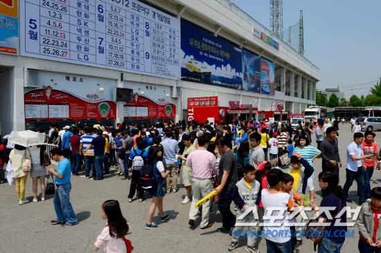 
	5��5�� ��̳��� �¾� ���� ����߱��忡�� ���� ���ξ߱� KIA�� �ؼ��� ��⸦ ���� �߱� �ҵ��� ã�Ҵ�. �θ���� ���� ��� �߱����� ã�� ���� ��̵��� �߱��� ���� ���� ��ٸ��� �ִ�. ��Ⱑ ������ 3�ð� ������ ǥ�� ���ϱ� ���� ���� �� �ִ� �߱� �ҵ�.  

����=������ ���� songs@sportschosum.com/2012.5.5


