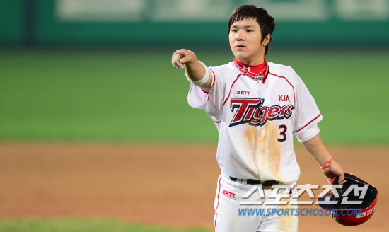 
	5��3�� ���� ����߱��忡�� ���� ���ξ߱� KIA�� SK�� ��⿡�� KIA �輱���� 9ȸ 2Ÿ�� ����Ÿ�� ���ȴ�. �̴� ��ü �� ���ƿ��� ����Ű�� �ִ� �輱��.

����=������ ���� songs@sportschosum.com/2012.5.3


