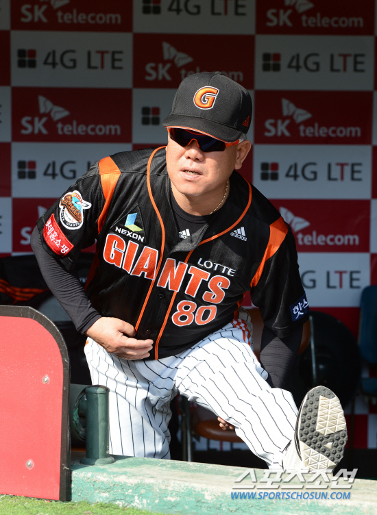 
	4�� ��õ���忡�� ������ 2012 ���ξ߱� �Ե��� SK�� ��⸦ �յΰ� �Ե� ���ȣ ������ ���ƿ����� ��Ʈ��Ī�� �ϰ� �ִ�. ��õ=����� ���� cjg@sportschosun.com/2012.05.04/


