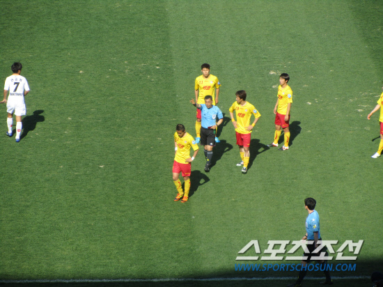 
	�޼���-������ �Ĺ� 9�� ���� ����� ȫö��  ��ģ ����Ŭ�� ����ī�带 ���� ���� ������ ���̰� �׶��带 ������ �ִ�. 


