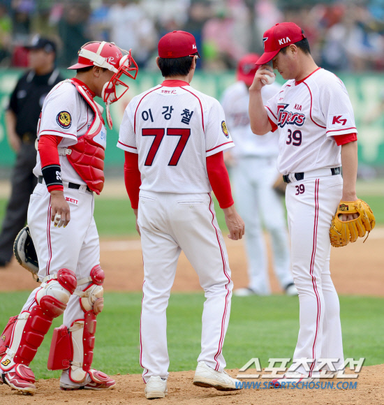 
	5��5�� ��̳��� �¾� ���� ����߱��忡�� ���� ���ξ߱� KIA�� �ؼ��� ��� KIA �������� 9ȸ �������� ���������� 1�����ϸ� ���м��̺긦 ����ߴ�. 9ȸ ���� ��Ȳ���� �̰�ö ���� ��ġ�� ��ȭ�� ������ �ִ� ������(������).

����=������ ���� songs@sportschosum.com/2012.5.5


