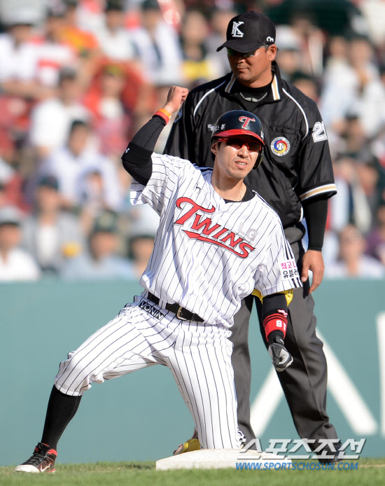 
	LG �������� 7ȸ 2�� 3�缭 ���߰��� ������ 3��Ÿ�� ��Ʈ�� �� ���� ġ�ѵ�� �⻵�ϰ� �ִ�. ���=���� ���� wook@sportschosun.com


