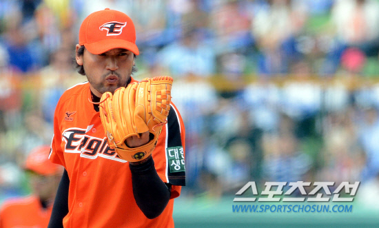 
	���ξ߱� �Ｚ�� ��ȭ�� ��Ⱑ 5�� �뱸 �ùξ߱��忡�� ��������. ����ȣ�� �ƽ��� ǥ���� ���� �ִ�.

�뱸=���ؿ� ���� noodle@sportschosun.com/.2012.05.05/


