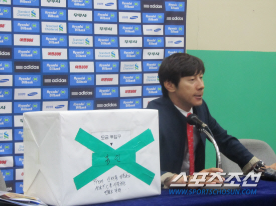 
	���� ��ȭ ���¿� ������ ������ ���� ����ȸ���� ���ε� ���ݸ������ ���� �ΰ� ���ͺ信 ���ϰ� �ִ�. 


