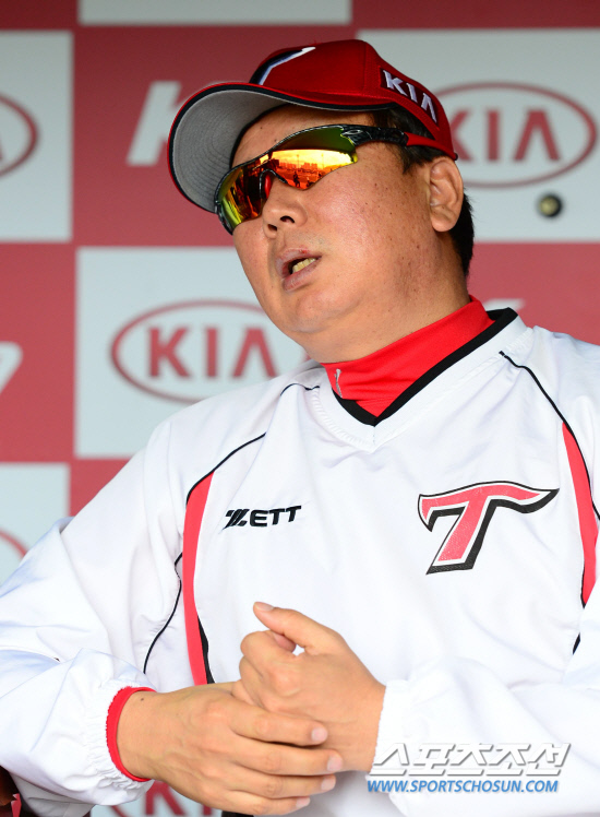 
	5��2�� ���� ����߱��忡�� ���� ���ξ߱� KIA�� SK�� ��⿡�� ��� �� KIA ������ ������ ���ƿ����� ���ڵ�� ��ȭ�� ������ �ִ�.

����=������ ���� songs@sportschosum.com/2012.5.2


