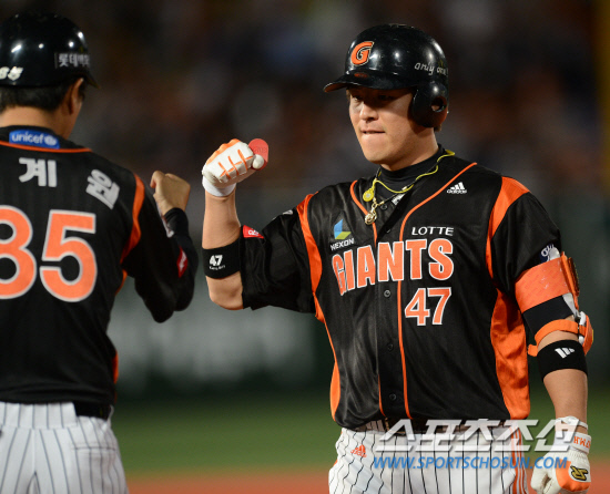 
	3�� �񵿱��忡�� 2012 ���ξ߱� �Ե��� �ؼ��� ��Ⱑ ���ȴ�. 8ȸ�� 2�� 1,3�� �Ե��� 1-2�� ���� ��� ����ȣ�� 1Ÿ�� ����Ÿ�� ġ�� 1�翡�� ȯȣ�ϰ� �ִ�.

��=����� ���� cjg@sportschosun.com/2012.05.03/


