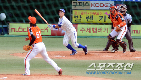 
	���ξ߱� �Ｚ�� ��ȭ�� ��Ⱑ 5�� �뱸 �ùξ߱��忡�� ��������. 2ȸ�� 2�� 1�� Ÿ���� �� �̽¿��� ����ȣ�� ���� ��Ÿ������ �ƿ��ǰ� �ִ�.

�뱸=���ؿ� ���� noodle@sportschosun.com/.2012.05.05/


