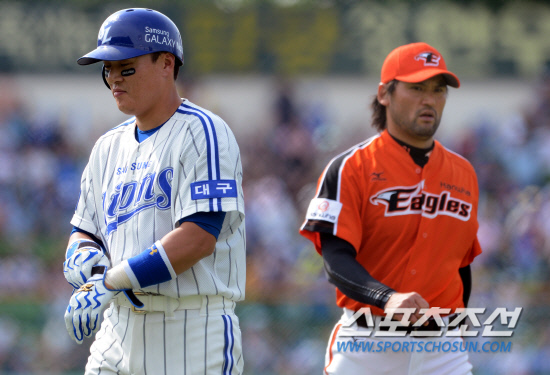 
	���ξ߱� �Ｚ�� ��ȭ�� ��Ⱑ 5�� �뱸 �ùξ߱��忡�� ��������. �̽¿��� 4ȸ�� 2�� ����ȣ���� �ö��̺��� ���γ��� �ƽ��� ǥ���� ���� �ִ�.

�뱸=���ؿ� ���� noodle@sportschosun.com/.2012.05.05/


