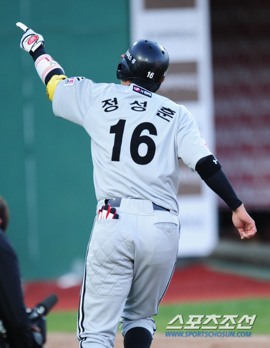 
	�ý��� LG �������� Ÿ���� ���簡 ���鿡�� ������ �ſ� ����. �������� ������ 28�� ���� �Ե������� 6ȸ�� �¿� �ַ�Ȩ���� �Ͷ߸� �� �����Ӵϸ� �ϰ� �ִ�.

�λ�=����� ���� cjg@sportschosun.com


