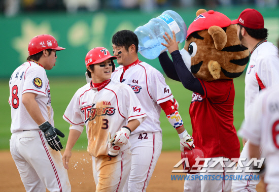 
	5��5�� ��̳��� �¾� ���� ����߱��忡�� ���� ���ξ߱� KIA�� �ؼ��� ��� KIA �ۻ�(���)�� 10ȸ 1�� ���翡�� ������ ���߶��� Ÿ���� ���ȴ�. ��� ���� �� ������� ���ϸ� �ް� �ִ� �ۻ�.

����=������ ���� songs@sportschosum.com/2012.5.5


