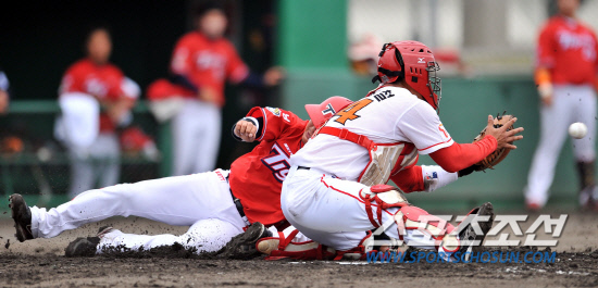 
	KIA�� SK�� ������Ⱑ 24�� ��Ű���� ���ð��� ���忡�� ���ȴ�. 3ȸ�� 1�� 2�� �̿���� ����Ÿ�� 2������ �ۻ��� Ȩ���� �İ���� �������ǰ� �ִ�. SK ���� �ְ�ö.

��Ű����(�Ϻ�)=���ؿ� ���� noodle@sportschosun.com/2102.02.24/


