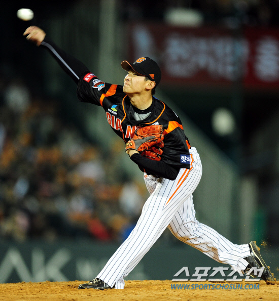 
	  LG�� �Ե��� 2012 ���ξ߱� ��Ⱑ LG�� Ȩ ����������  11�� ��� �߱��忡�� ���� ����. �Ե� ���ӱ� ���� �ִ뼺�� 8ȸ �������� ������ �ϰ� �ִ�. �ִ뼺�� 1�̴��� ����������  Ʋ�� ���Ҵ�.

���=������ ���� rainmaker@sportschosun.com/2012.04.11/


