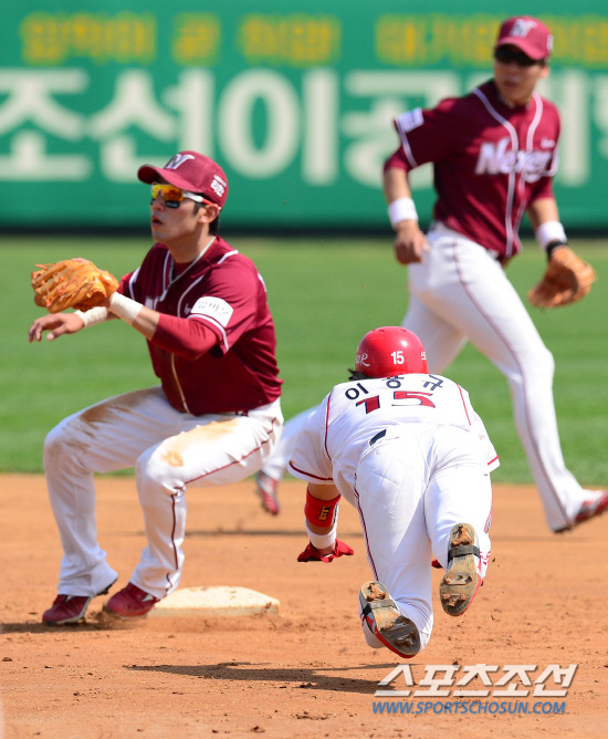 
	6�� ���� ����߱��忡�� ���� ���ξ߱� KIA�� �ؼ��� ��⿡�� KIA �̿�԰� 3ȸ ��Ÿ�� ġ�� ���� ����ȣ Ÿ�� �� 2�� ���翡 ���� �ߴ�. 2�翡�� ���� ������ �����̵��ϰ� �ִ� �̿��.

����=������ ���� songs@sportschosum.com/2012.5.6


