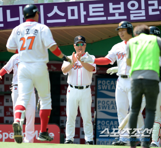 
	SK�� �Ե��� �ָ� 3���� �������� ��Ⱑ 6�� ��õ ���б��忡�� ���ȴ�. 2ȸ�� ����Ÿ�� SK ��ȣ���� �߿� ���� �ַ�Ȩ���� ������ �̸��� ������ �ڼ��� ġ�� �����ϰ� �ִ�.

��õ=���� ���� wook@sportschosun.com/2012.05.06/


