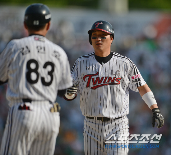 
	LG �������� 7ȸ�� ���� ����Ÿ�� ģ �� ����ȣ 1����ġ�� �������̺긦 �ϰ� �ִ�. ���=���� ���� kyungmin@sportschosun.com 


