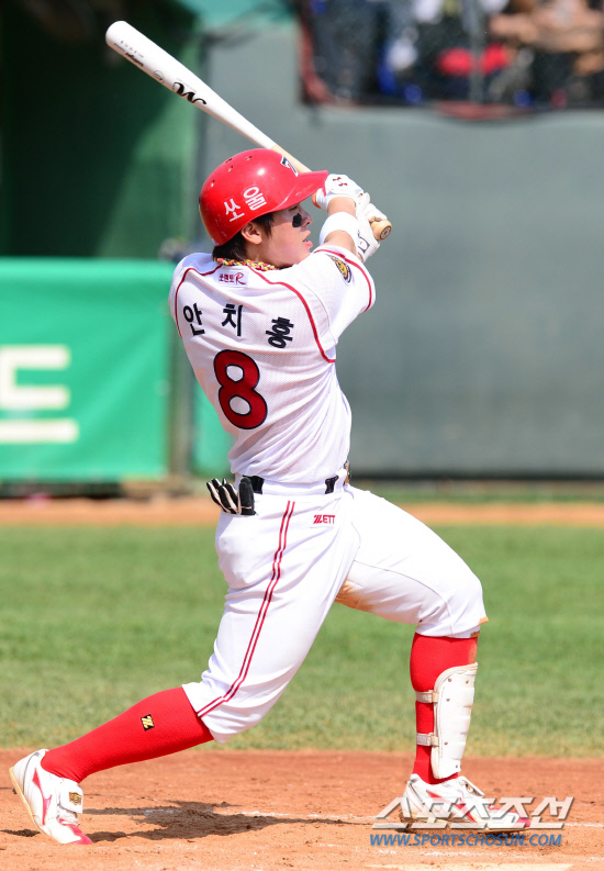 
	6�� ���� ����߱��忡�� ���� ���ξ߱� KIA�� �ؼ��� ��⿡�� KIA ��ġȫ�� 4ȸ �ؼ� �ɼ�â�� ���� ���߿� 3�� Ȩ���� ���ȴ�. ������ ��Ʈ�� ������ �ִ� ��ġȫ.

����=������ ���� songs@sportschosum.com/2012.5.6


