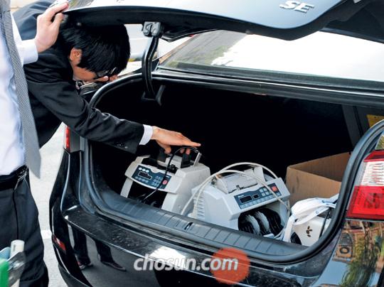 
	�� ���� ��� ���� ���������� 6�� ���� �̷��������� ������ ȸ���� 200����� ������ 130����� ������ ���ε鿡�� 10����� ���� �����ߴٴ� ����� �˷��� ���, �̷��������� ���� ������ �������� �������⸦ ���� ���� �ư� �ִ�. /����ȣ �������� yaho@chosun.com
