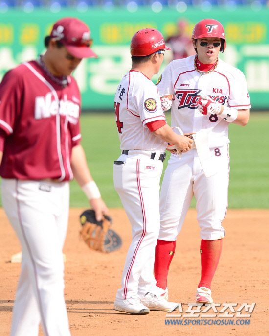 
	6�� ���� ����߱��忡�� ���� ���ξ߱� KIA�� �ؼ��� ��⿡�� KIA ��ġȫ�� 7ȸ 2��Ÿ�� ������ 5Ÿ�� 5��Ÿ�� ����ߴ�. ����=������ ���� songs@sportschosum.com


