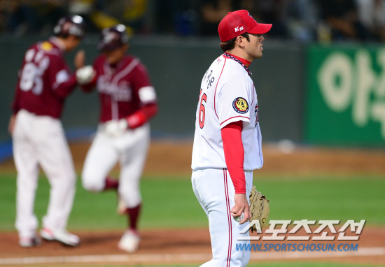 
	5��4�� ���� ����߱��忡�� ���� ���ξ߱� KIA�� �ؼ��� ��⿡�� KIA �������� 3ȸ �ؼ� ��⿵���� �������� ����ߴ�. ��⿵�� �׶��带 ���� �ִ� ��� �ƽ��� ǥ���� ���� �ִ� ������. ����=������ ���� songs@sportschosum.com


