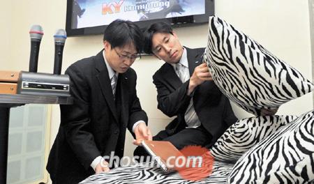 
	7�� ���� ���� ���ʱ��� �ִ� �� �뷡�濡�� ���ʼҹ漭 �ҹ������ ���θ� �ѷ����� ȭ�� ������ �ִ� ��Ĺ����� ���캸�� �ִ�. /������ ���� foru82@chosun.com
