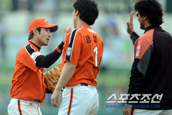 
	���ξ߱� �Ｚ�� ��ȭ�� ��Ⱑ 6�� �뱸 �ùξ߱��忡�� ��������. 7��3 �¸��� �ŵ� ��ȭ. 5Ÿ�� 5��Ÿ�� ���� �ѻ����� �������̺긦 ������ �ִ�.

�뱸=���ؿ� ���� noodle@sportschosun.com/2012.05.06/


