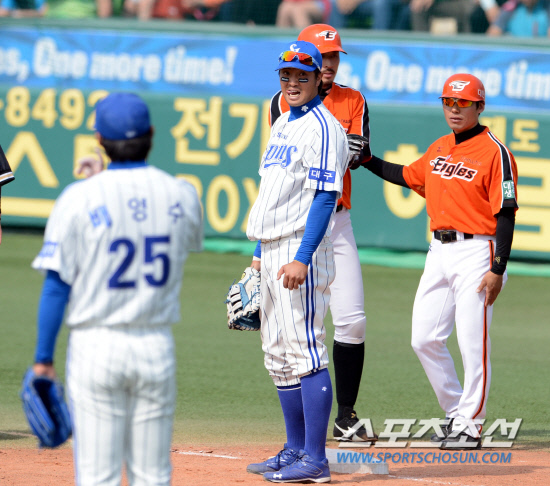 
	���ξ߱� �Ｚ�� ��ȭ�� ��Ⱑ 6�� �뱸 �ùξ߱��忡�� ��������. 5ȸ�� ���� 1�� ������ 1�� ������ ä������ 1�� ���̽��� ��ġ ���� �ʾ� ���������� ��Ż���ϰ� �ִ�. �뱸=���ؿ� ���� noodle@sportschosun.com


